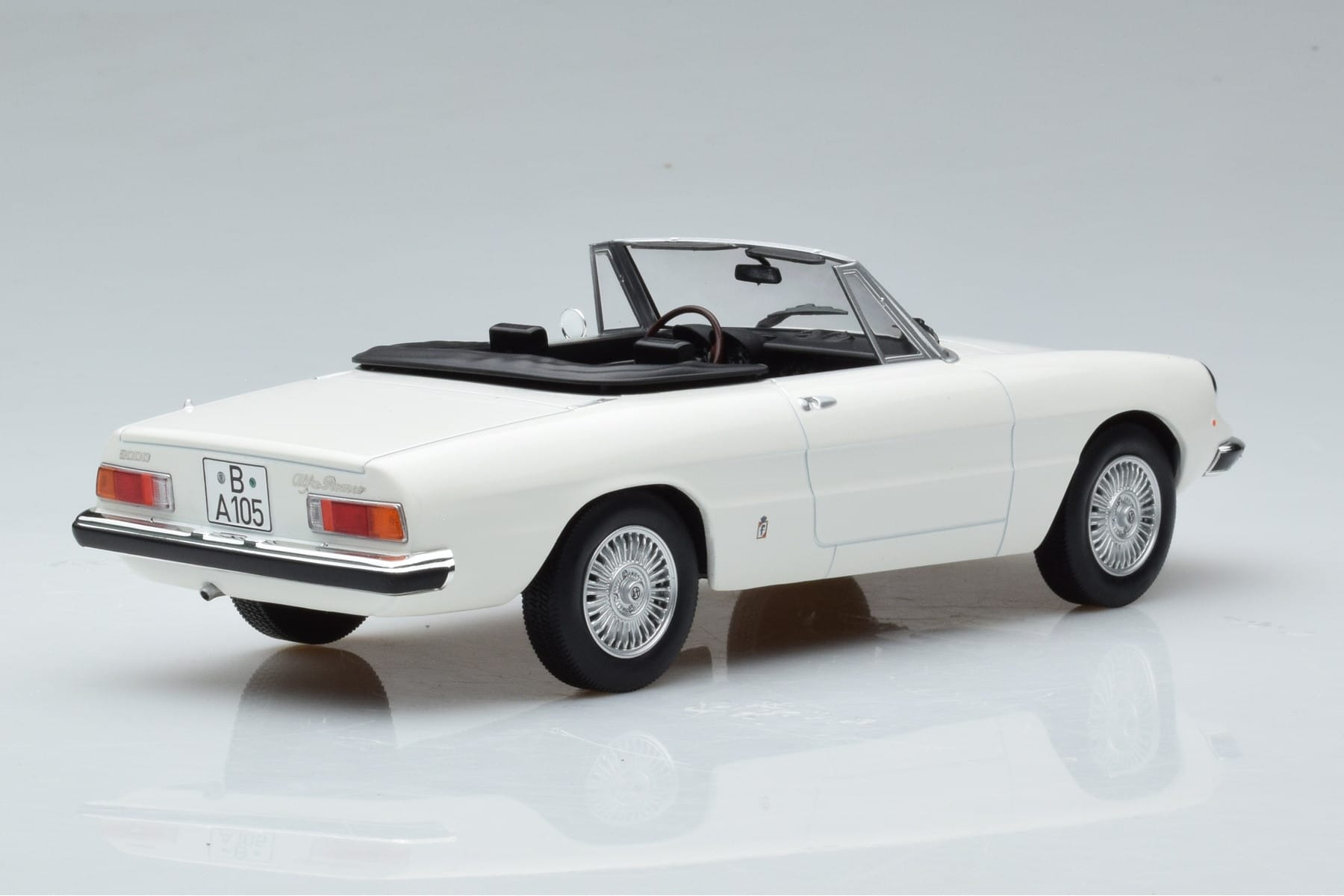 Alfa Romeo 2000 Spider Alb Norev 1:18 187882 Metal - imaginea 2 din 7