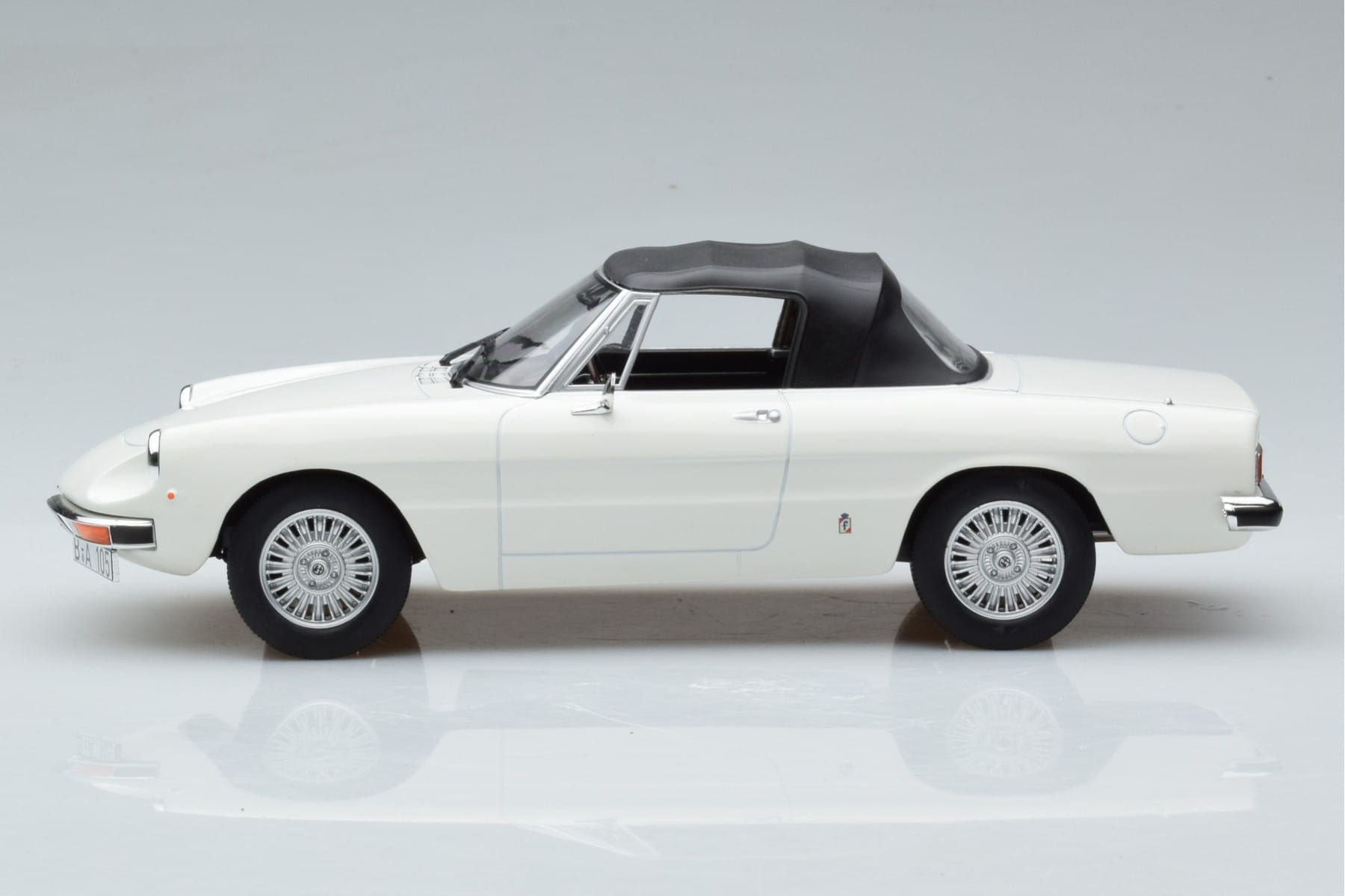 Alfa Romeo 2000 Spider Alb Norev 1:18 187882 Metal - imaginea 3 din 7