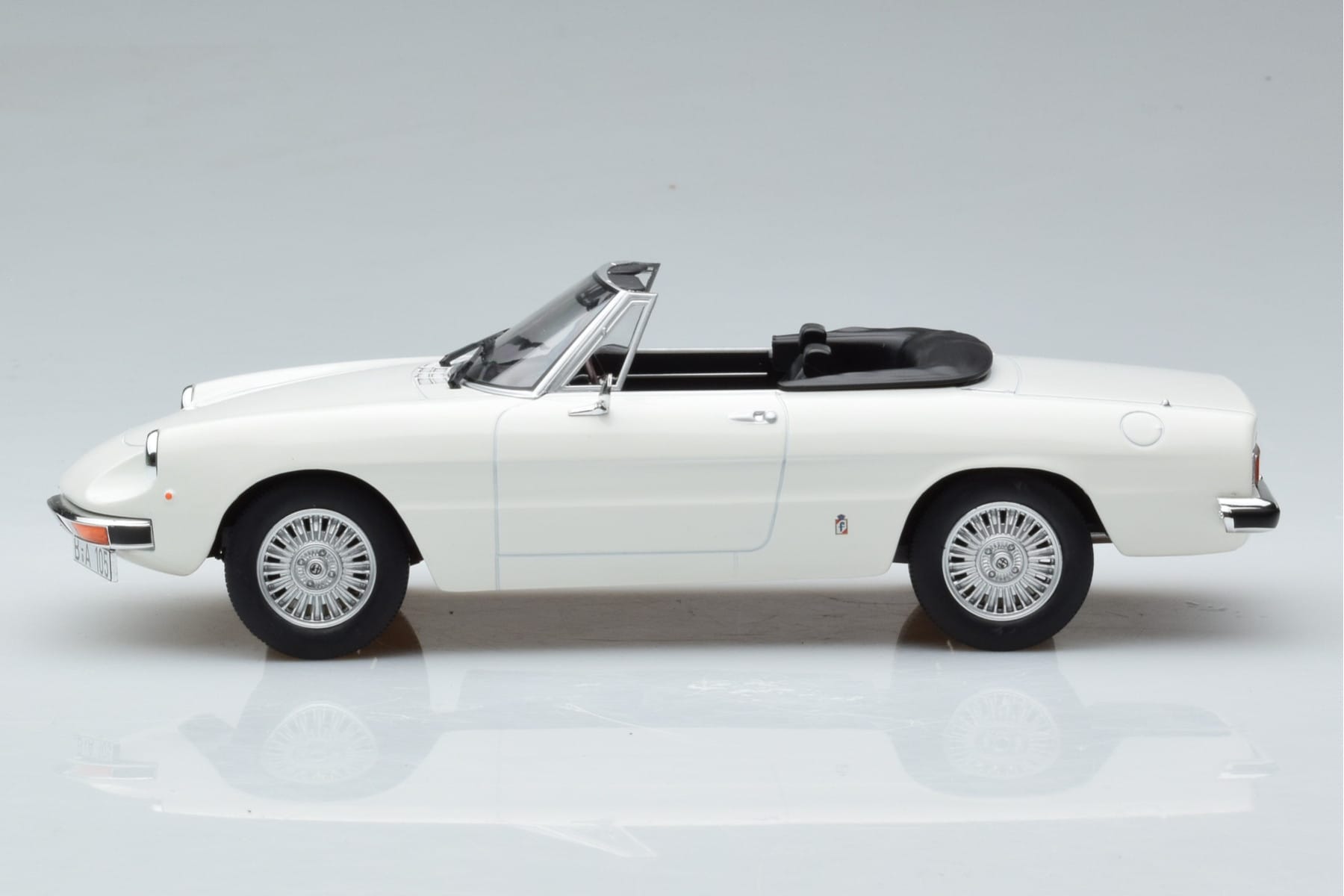 Alfa Romeo 2000 Spider Alb Norev 1:18 187882 Metal - imaginea 4 din 7