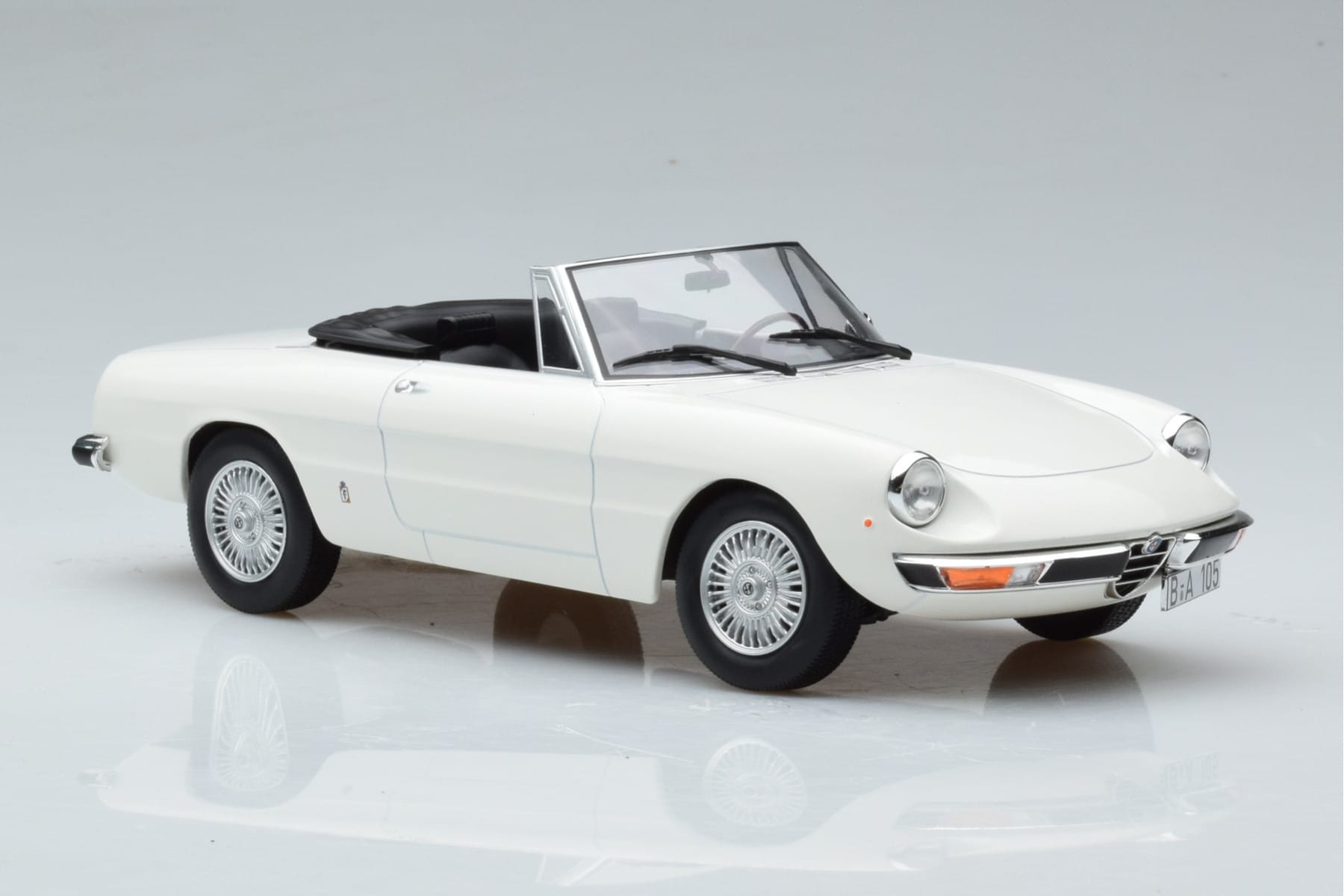 Alfa Romeo 2000 Spider Alb Norev 1:18 187882 Metal - imaginea 5 din 7