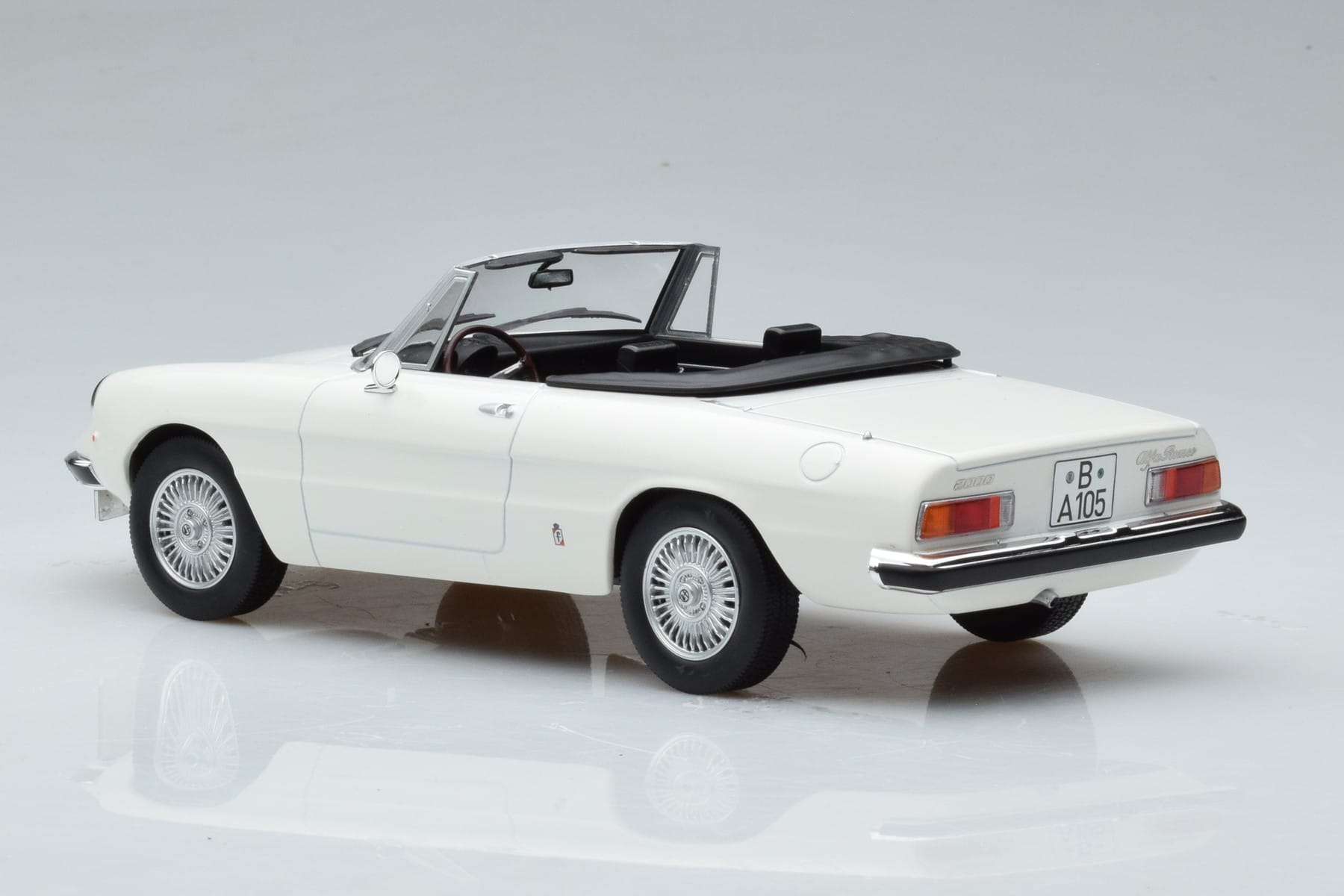 Alfa Romeo 2000 Spider Alb Norev 1:18 187882 Metal - imaginea 6 din 7