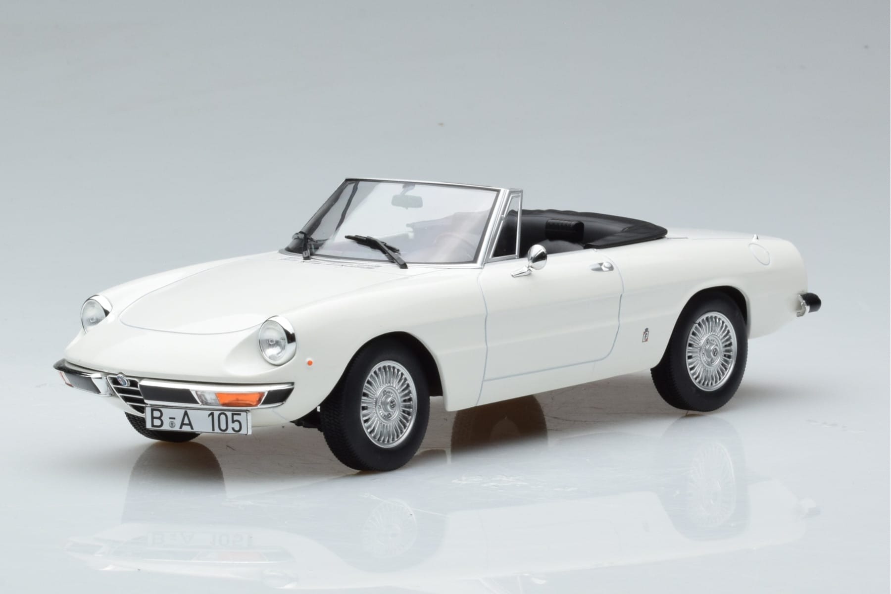 Alfa Romeo 2000 Spider Alb Norev 1:18 187882 Metal