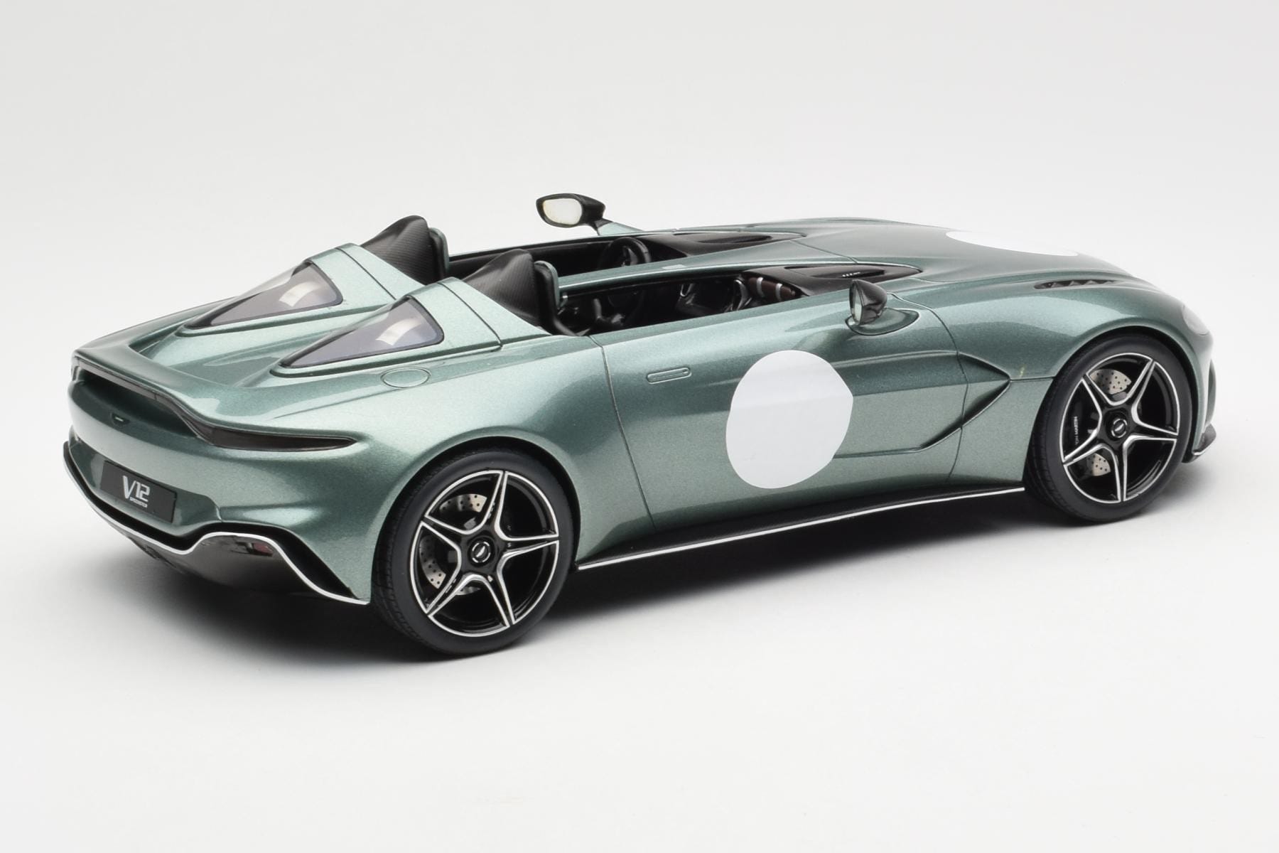 Aston Martin V12 Speedster Verde Metallic GT Spirit 1:18 GT906 Rășină - imaginea 2 din 6