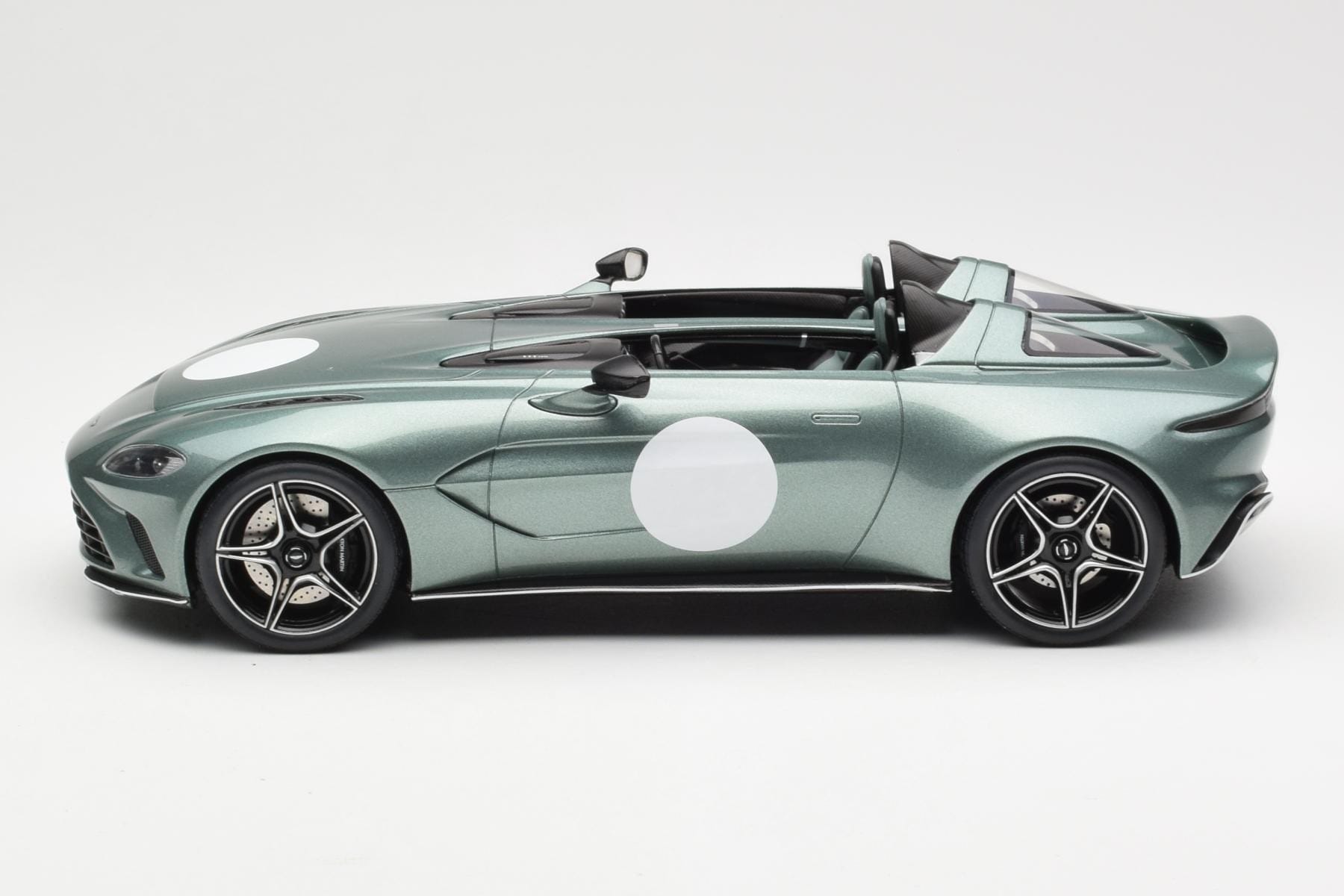Aston Martin V12 Speedster Verde Metallic GT Spirit 1:18 GT906 Rășină - imaginea 3 din 6