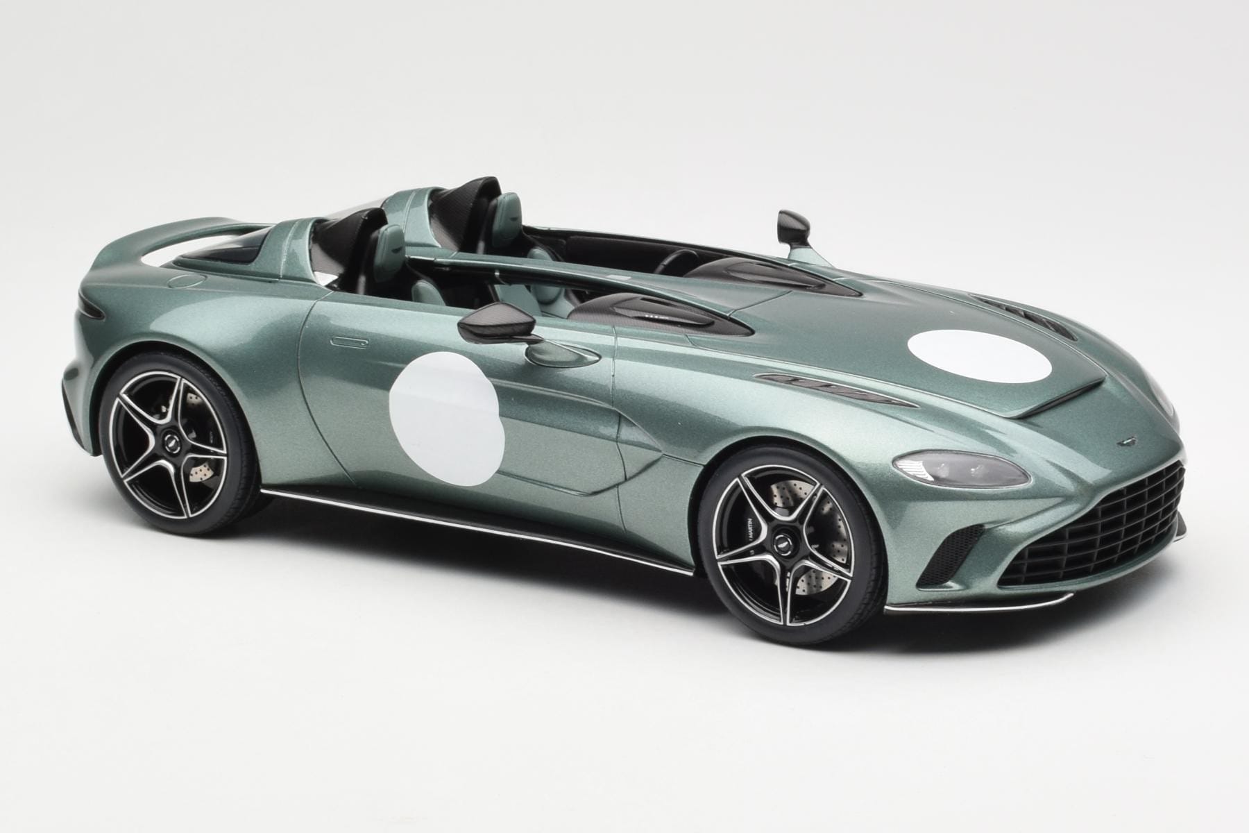 Aston Martin V12 Speedster Verde Metallic GT Spirit 1:18 GT906 Rășină - imaginea 4 din 6
