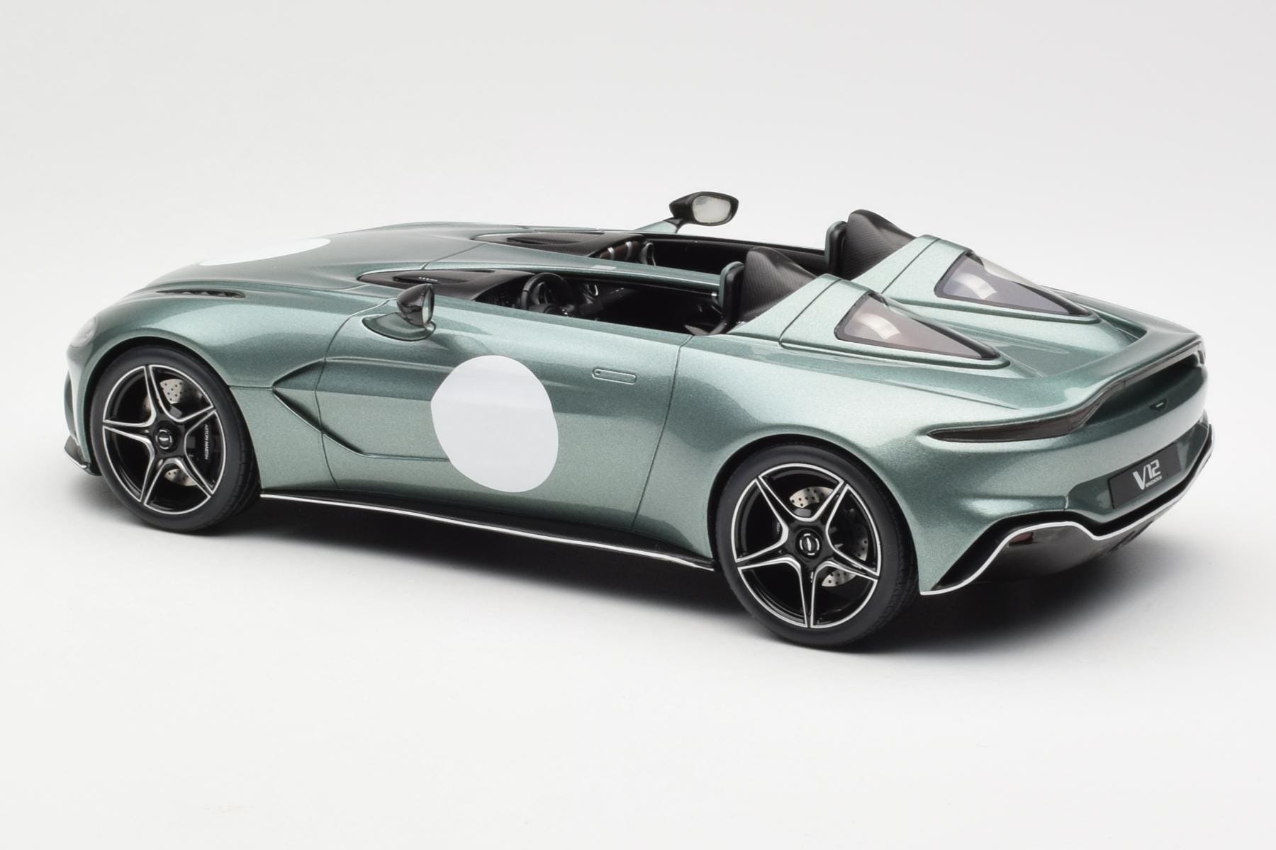Aston Martin V12 Speedster Verde Metallic GT Spirit 1:18 GT906 Rășină - imaginea 5 din 6