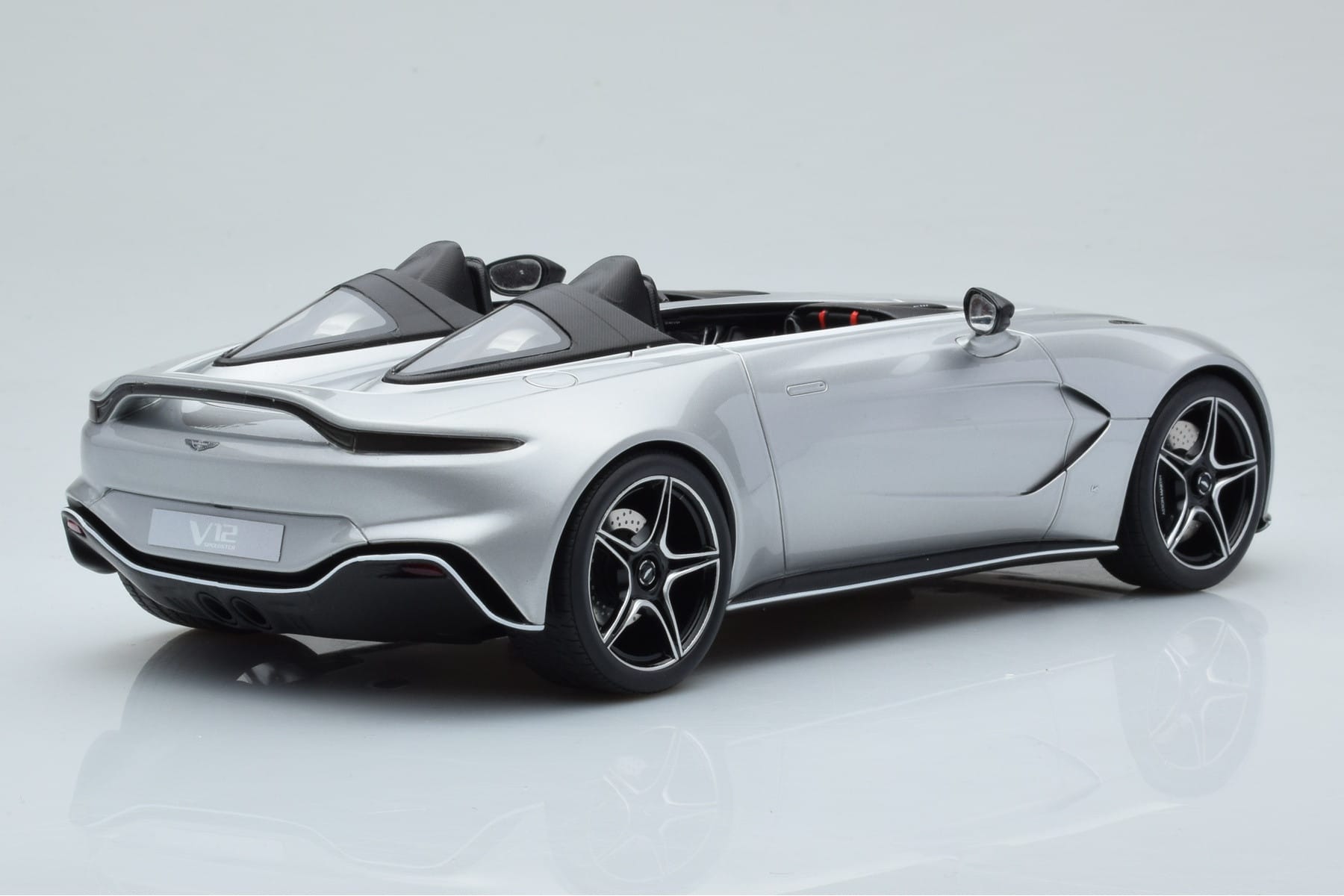 Aston Martin V12 Speedster Argintiu GT Spirit 1:18 GT430 Rășină - imaginea 2 din 6
