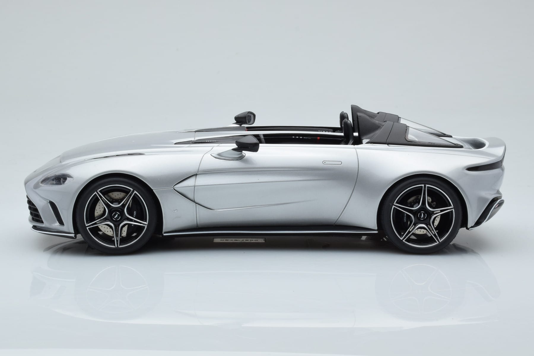 Aston Martin V12 Speedster Argintiu GT Spirit 1:18 GT430 Rășină - imaginea 3 din 6