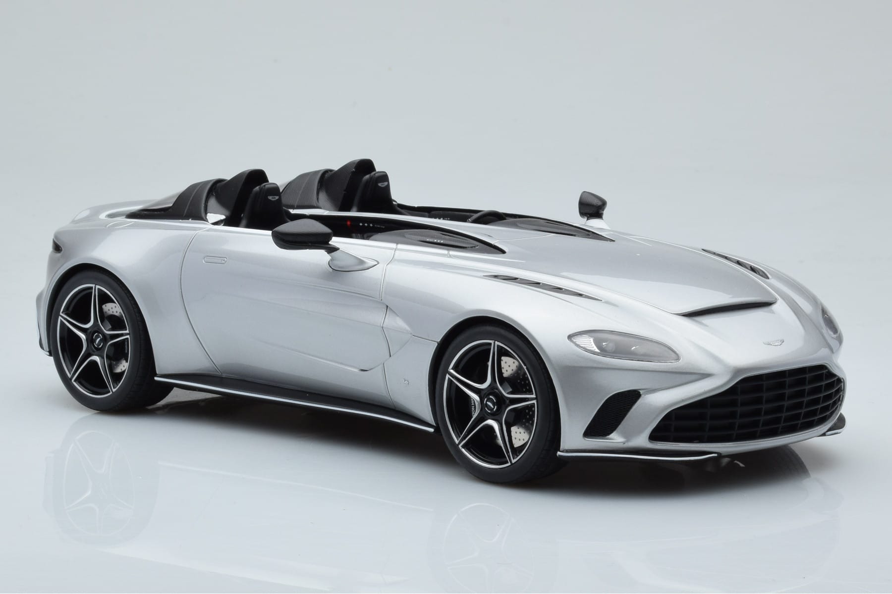 Aston Martin V12 Speedster Argintiu GT Spirit 1:18 GT430 Rășină - imaginea 4 din 6