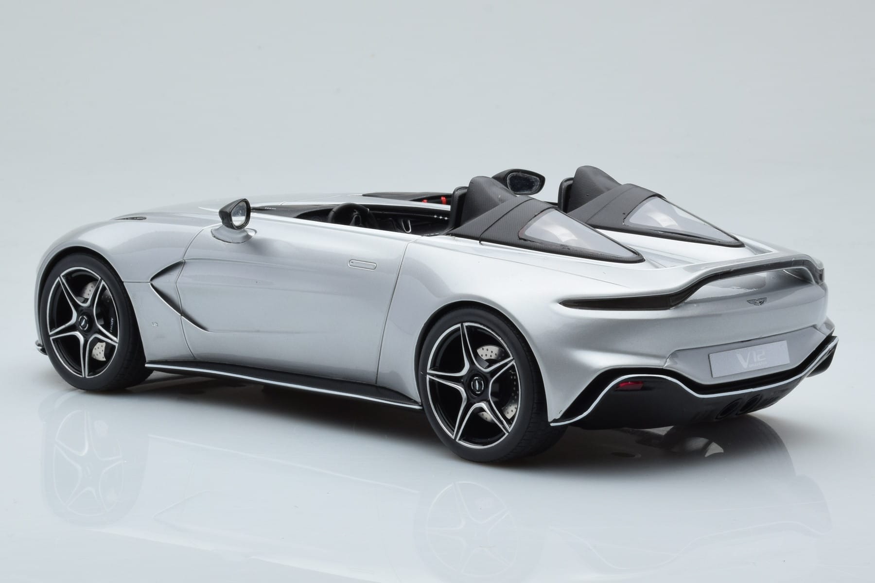 Aston Martin V12 Speedster Argintiu GT Spirit 1:18 GT430 Rășină - imaginea 5 din 6