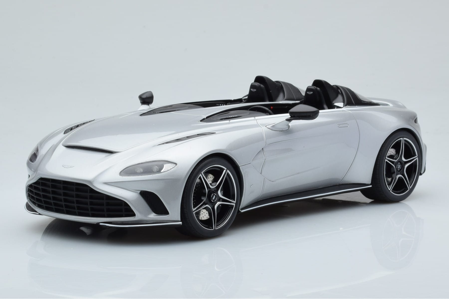 Aston Martin V12 Speedster Argintiu GT Spirit 1:18 GT430 Rășină