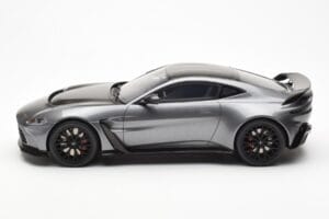 Aston Martin V12 Vantage Magnetic Argintiu GT Spirit 1:18 GT443 Rășină - imaginea 3 din 6