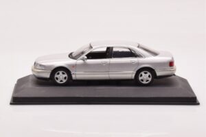 Audi A8 D2 Argintiu Dungă Verde Minichamps 1:43