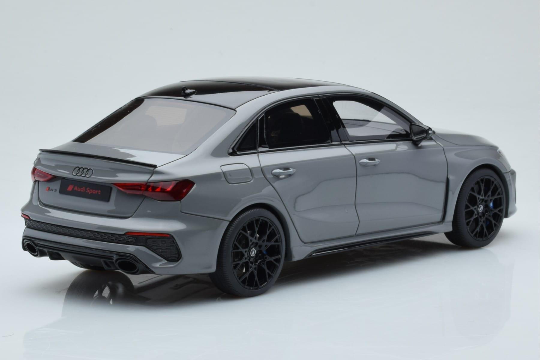 Audi RS3 8Y Sedan Performance Edition Gri GT Spirit 1:18 GT885 Rășină - imaginea 2 din 6