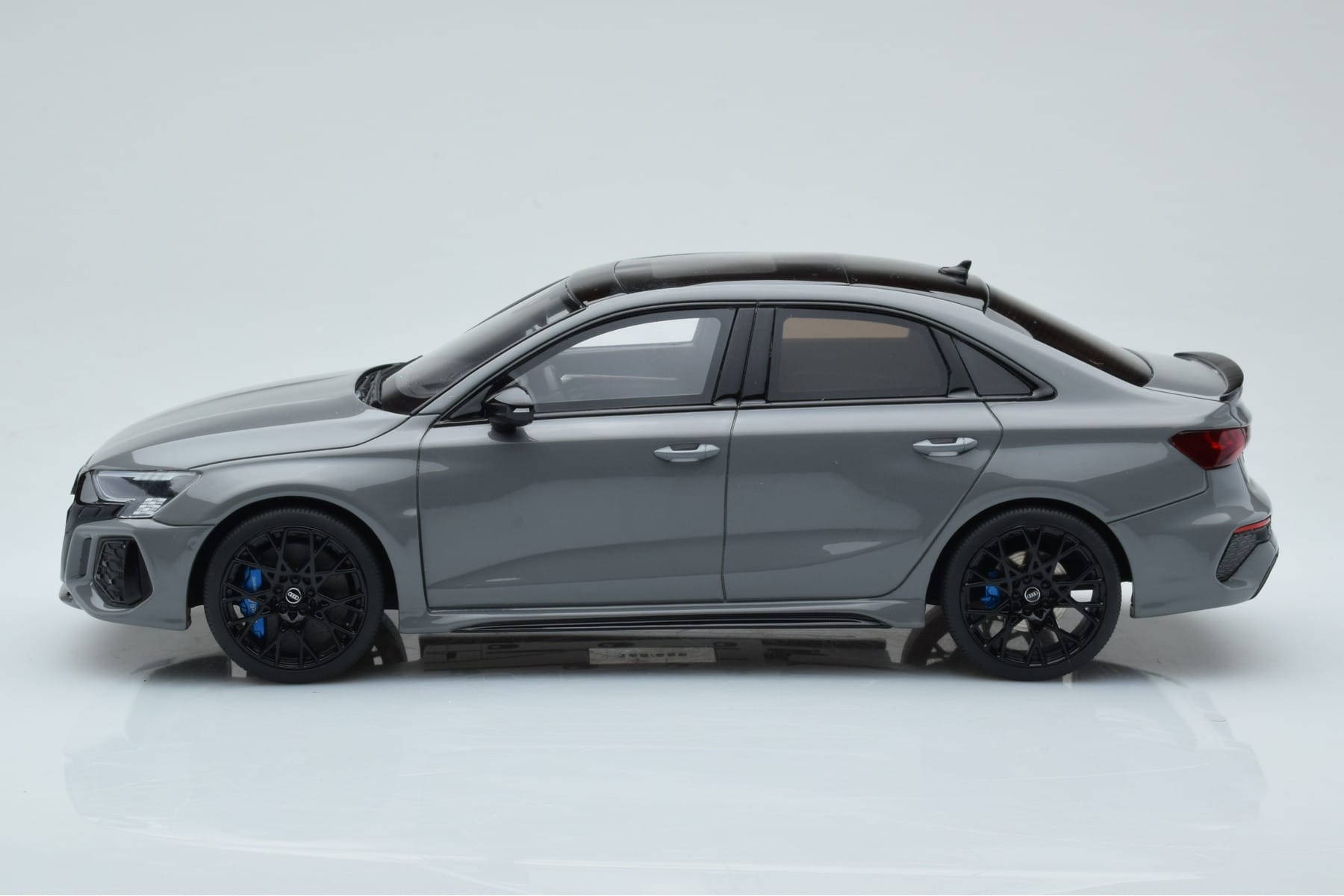 Audi RS3 8Y Sedan Performance Edition Gri GT Spirit 1:18 GT885 Rășină - imaginea 3 din 6