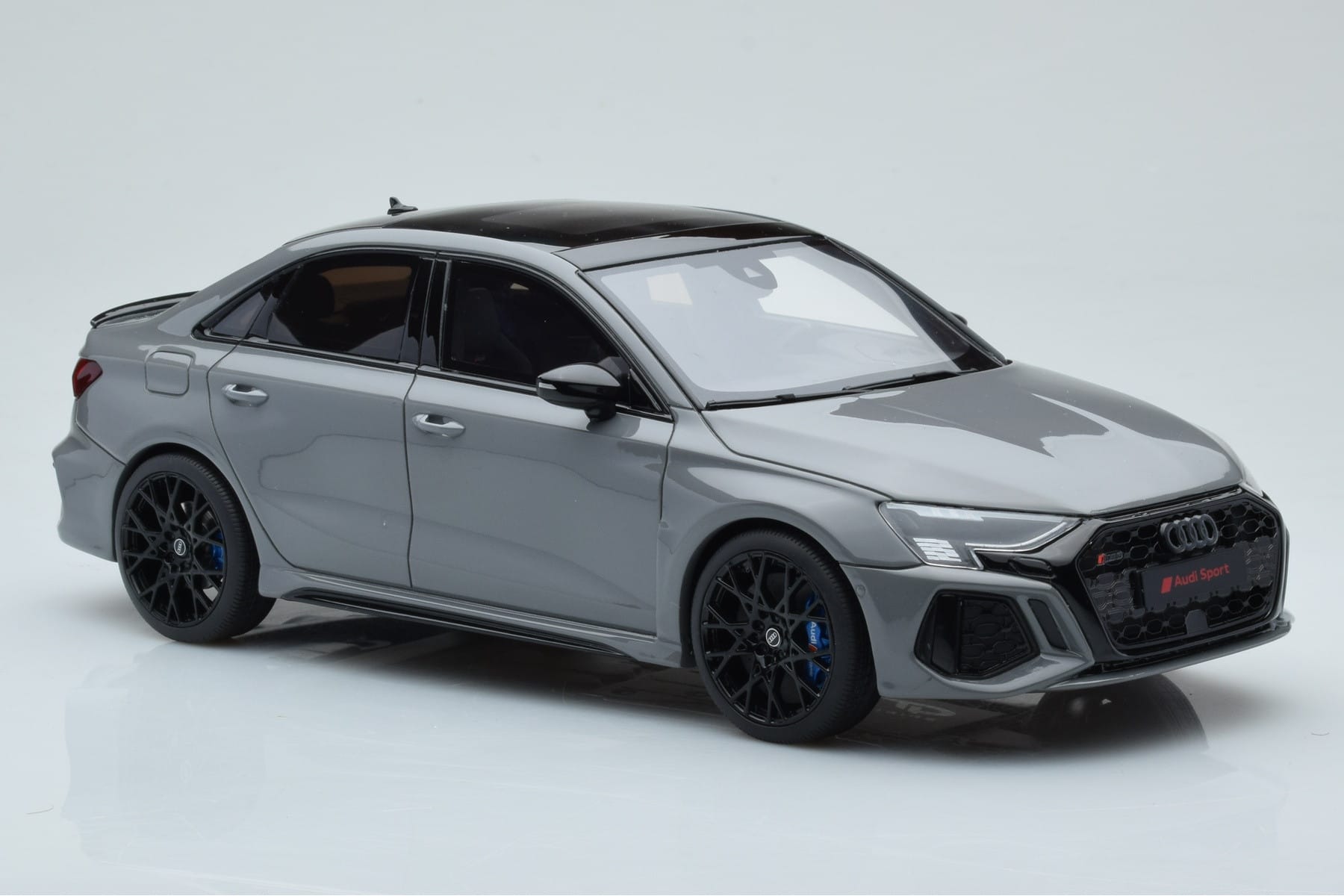 Audi RS3 8Y Sedan Performance Edition Gri GT Spirit 1:18 GT885 Rășină - imaginea 4 din 6