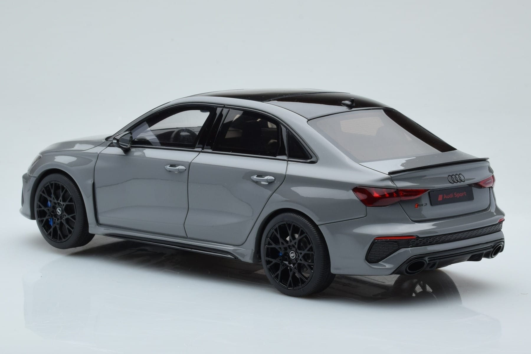 Audi RS3 8Y Sedan Performance Edition Gri GT Spirit 1:18 GT885 Rășină - imaginea 5 din 6