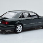 Audi S8 D2 Verde Otto 1:18 - image 2 of 6