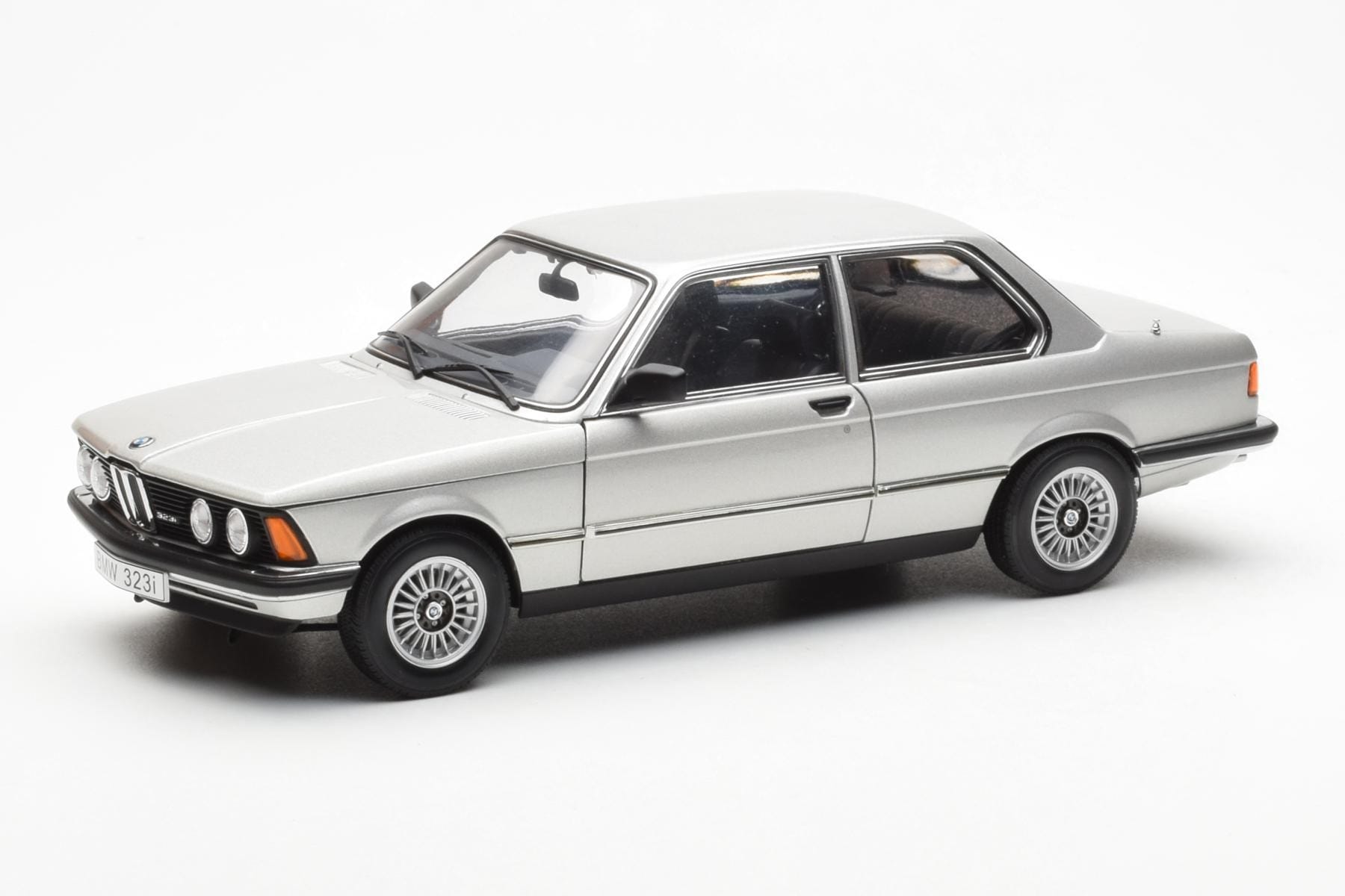 BMW 323i E21 Aspen Argintiu AUTOart 1:18 80430433552 Metal