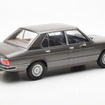 BMW 520i E28 Gri MCG 1:18 - image 2 of 6