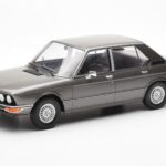 BMW 520i E28 Gri MCG 1:18