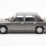 BMW 520i E28 Gri MCG 1:18 - image 3 of 6
