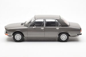 BMW 520i E28 Gri MCG 1:18 MCG18121 Metal - imaginea 3 din 6