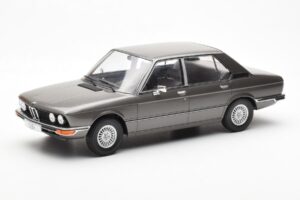 BMW 520i E28 Gri MCG 1:18 MCG18121