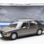 BMW 520i E28 Gri MCG 1:18 - image 6 of 6