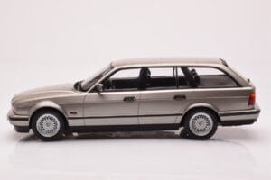 BMW 530i E34 Touring Gri Metalizat MCG 1:18 MCG18330 Metal - imaginea 3 din 6