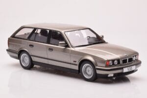BMW 530i E34 Touring Gri Metalizat MCG 1:18 MCG18330 Metal - imaginea 4 din 6