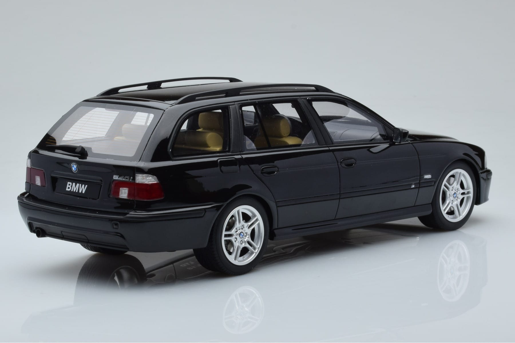 BMW 540 E39 Touring M Package Negru Otto 1:18 OT1013 Rășină - imaginea 2 din 6