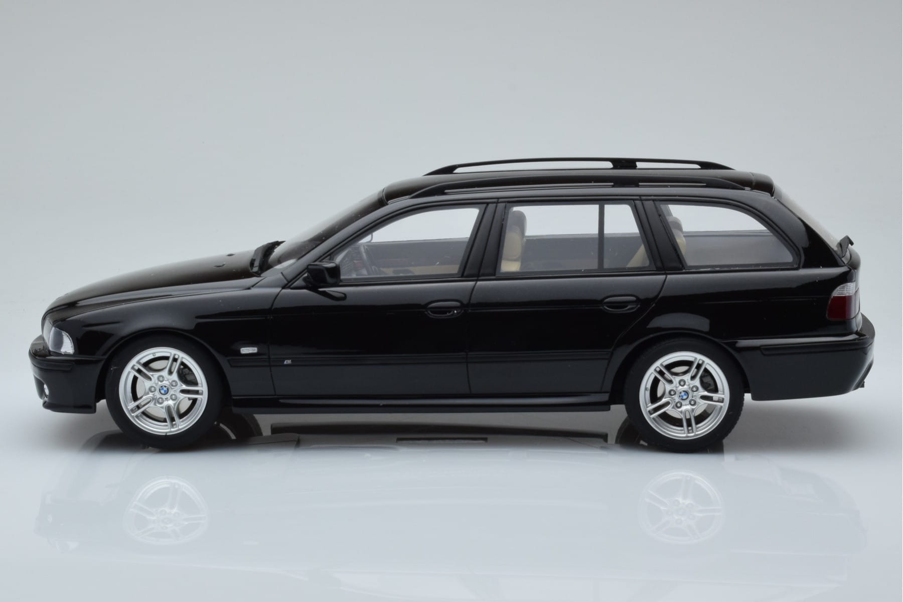 BMW 540 E39 Touring M Package Negru Otto 1:18 OT1013 Rășină - imaginea 3 din 6