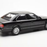 BMW 540i E34 Negru Metallic MCG 1:18 - image 2 of 6