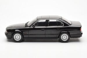 BMW 540i E34 Negru Metallic MCG 1:18 MCG18157 Metal - imaginea 3 din 6
