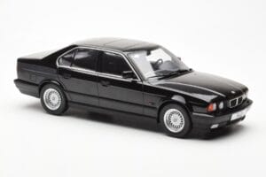 BMW 540i E34 Negru Metallic MCG 1:18 MCG18157 Metal - imaginea 4 din 6