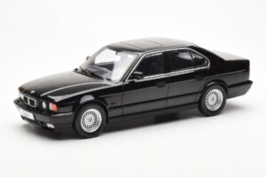 BMW 540i E34 Negru Metallic MCG 1:18 MCG18157