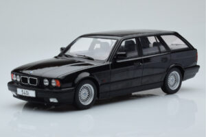 BMW 540i E34 Touring Negru Metalizat MCG 1:18