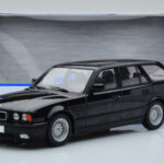 BMW 540i E34 Touring Negru Metalizat MCG 1:18 - image 6 of 6
