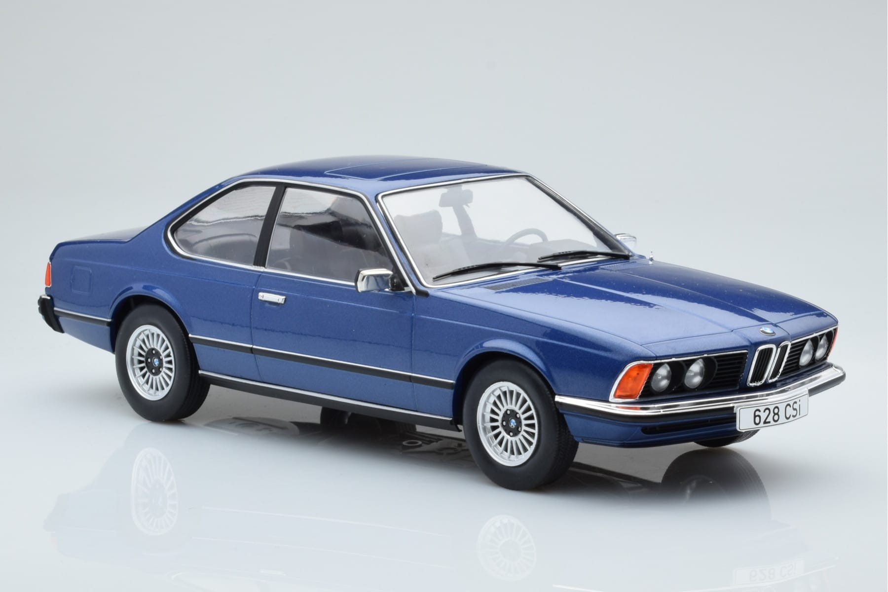 BMW 628 CSi E24 Albastru MCG 1:18 MCG18164 Metal - imaginea 3 din 5