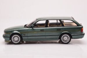 BMW Alpina B10 E34 Touring Verde Închis MCG 1:18 MCG18331 Metal - imaginea 3 din 6