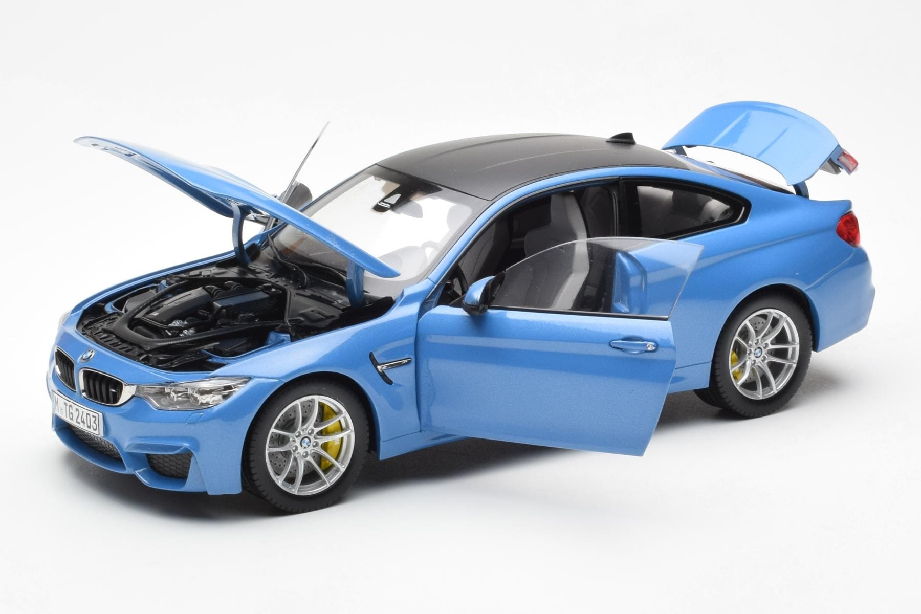 BMW M4 F82 Yas Marina Albastru Paragon 1:18 PA-97102 Metal - imaginea 2 din 8