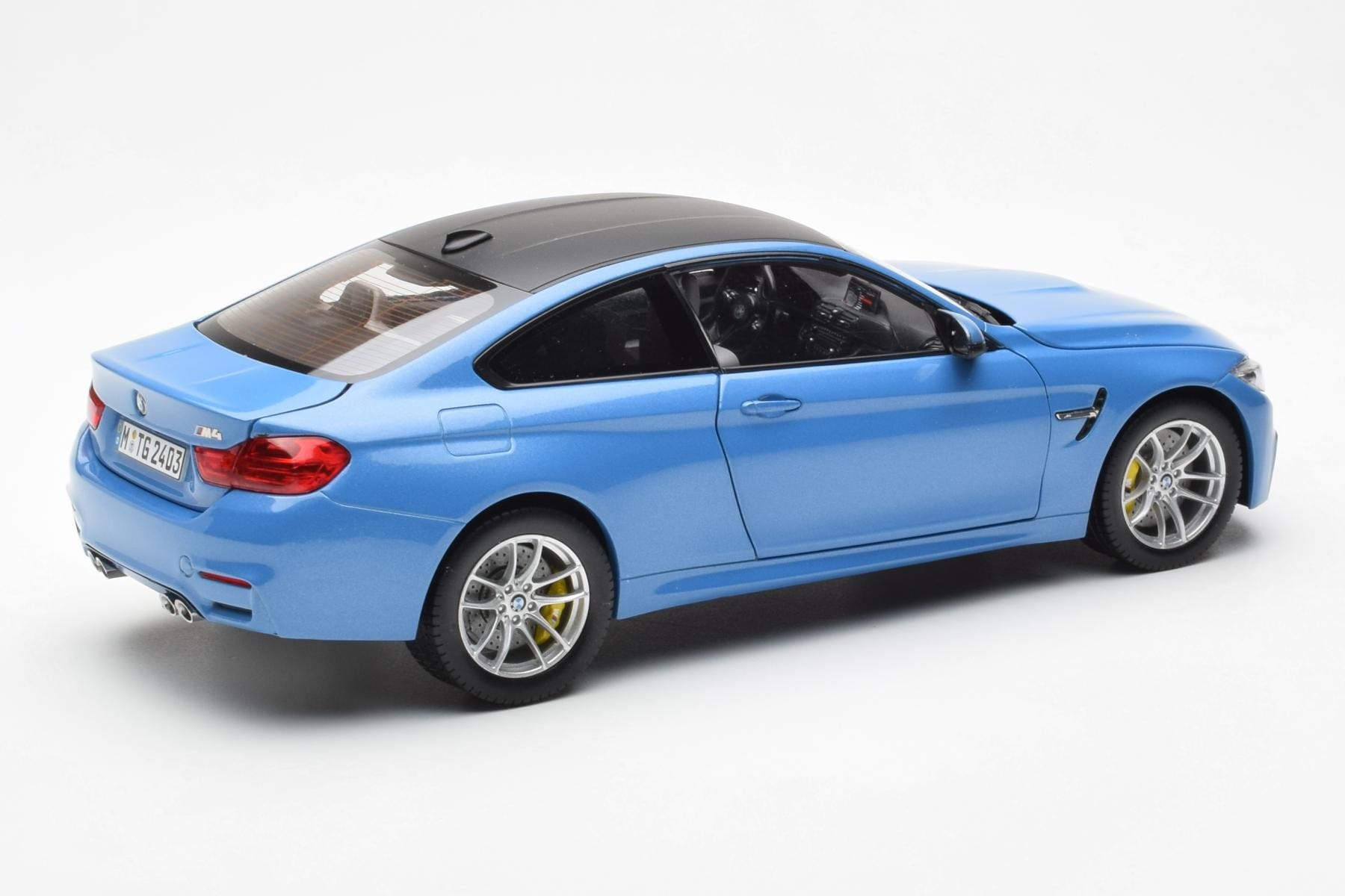BMW M4 F82 Yas Marina Albastru Paragon 1:18 PA-97102 Metal - imaginea 3 din 8