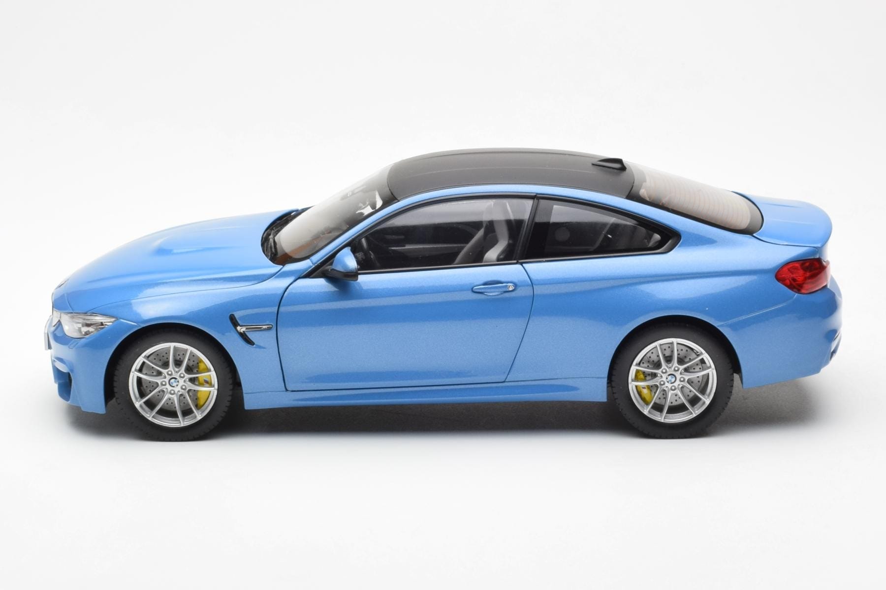 BMW M4 F82 Yas Marina Albastru Paragon 1:18 PA-97102 Metal - imaginea 4 din 8