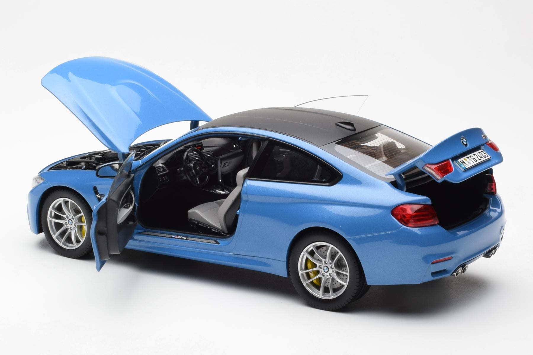 BMW M4 F82 Yas Marina Albastru Paragon 1:18 PA-97102 Metal - imaginea 5 din 8