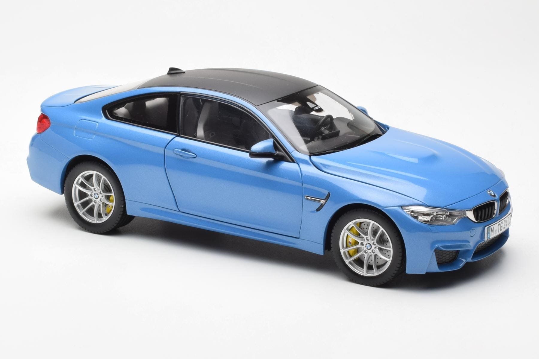 BMW M4 F82 Yas Marina Albastru Paragon 1:18 PA-97102 Metal - imaginea 6 din 8