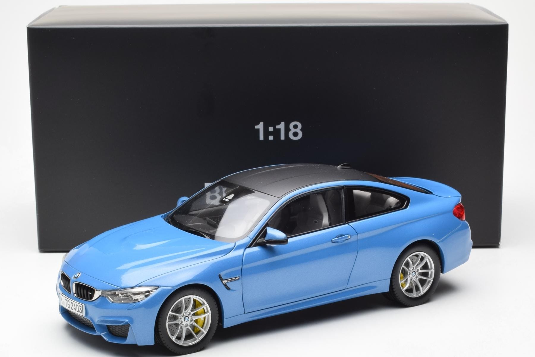 BMW M4 F82 Yas Marina Albastru Paragon 1:18 PA-97102 Metal - imaginea 8 din 8