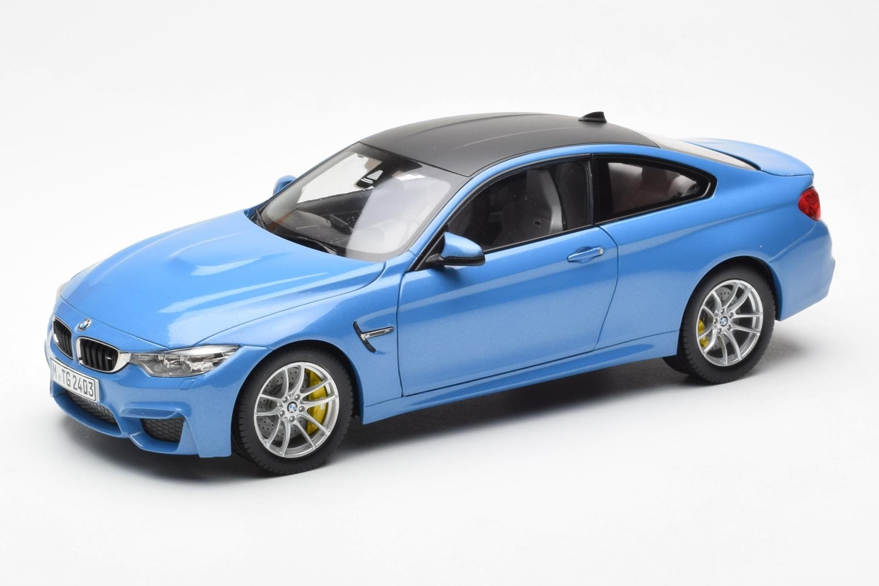 BMW M4 F82 Yas Marina Albastru Paragon 1:18 PA-97102 Metal