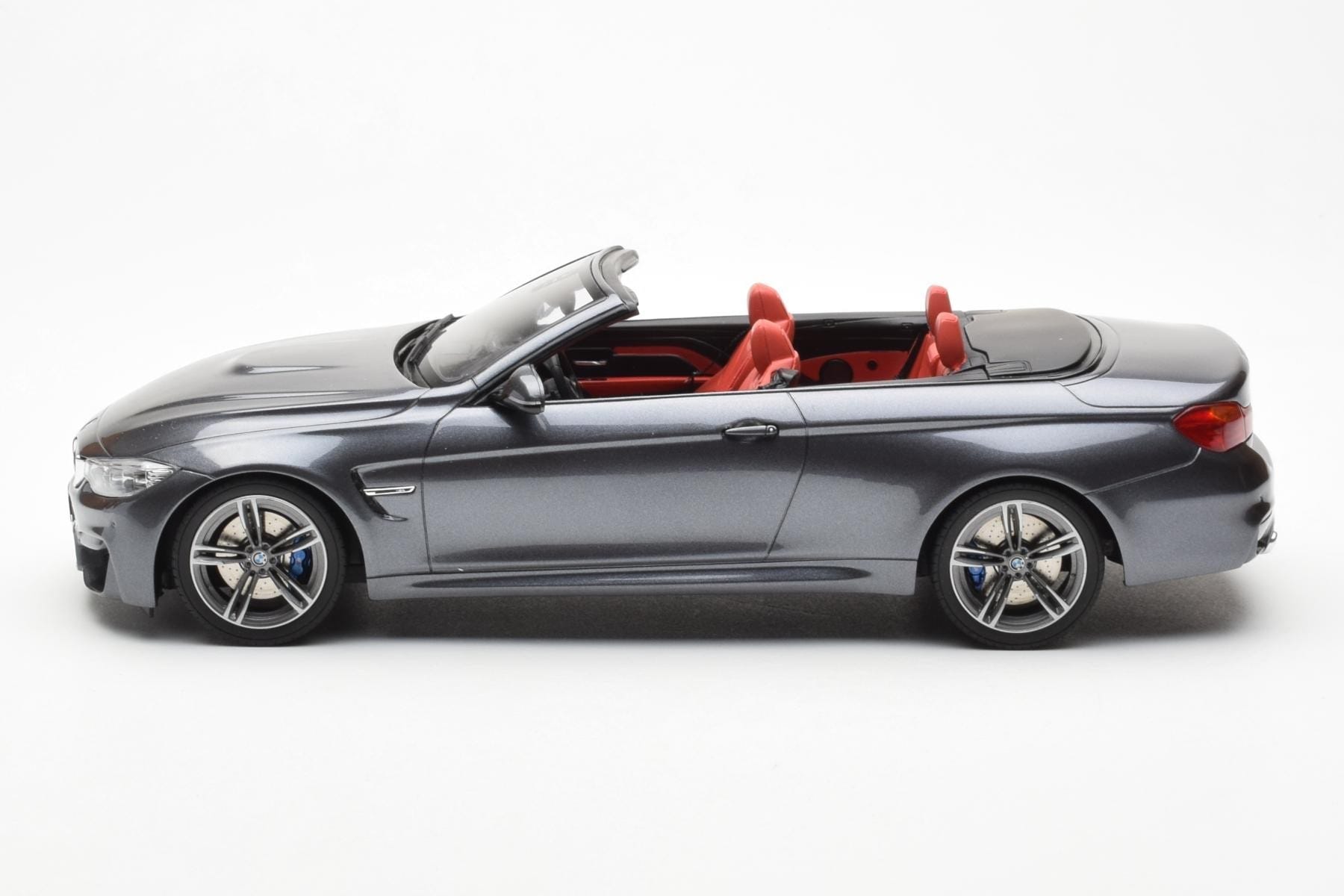 BMW M4 F83 Cabriolet Gri GT Spirit 1:18 GT081 Rășină - imaginea 3 din 6