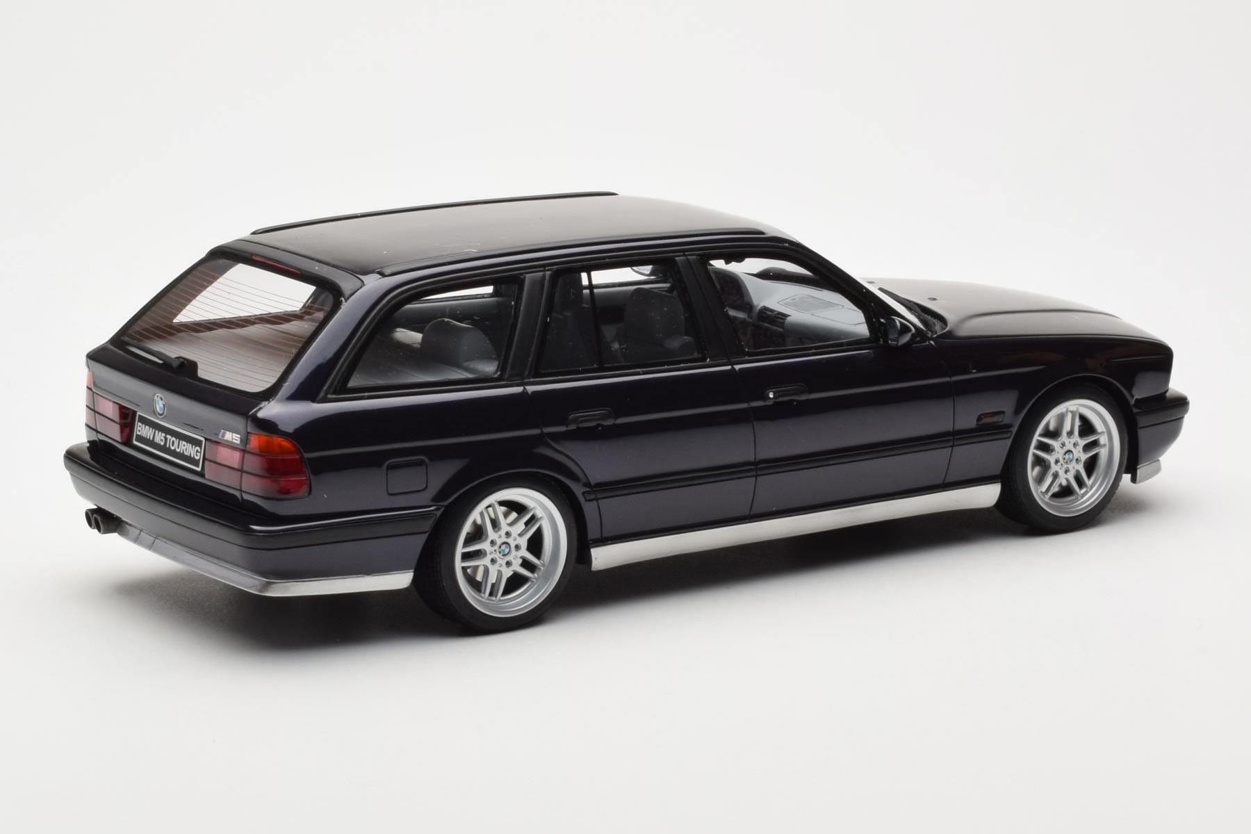 BMW M5 E34 Touring Diamond Negru Otto 1:18 OT198 Rășină - imaginea 2 din 6